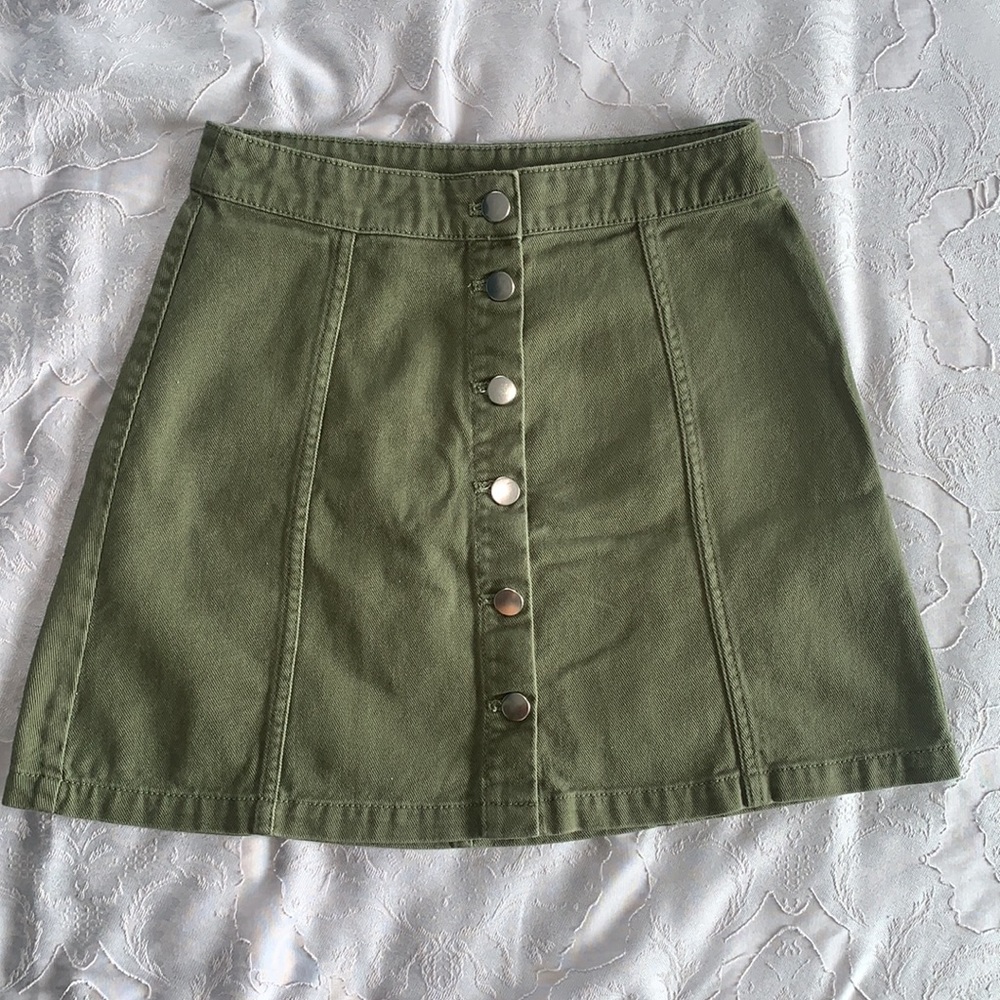 DIVIDED H&M | Olive Green Button Down Skirt